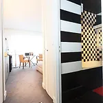 Junior Tour Eiffel Oda ve Kahvaltı 4*