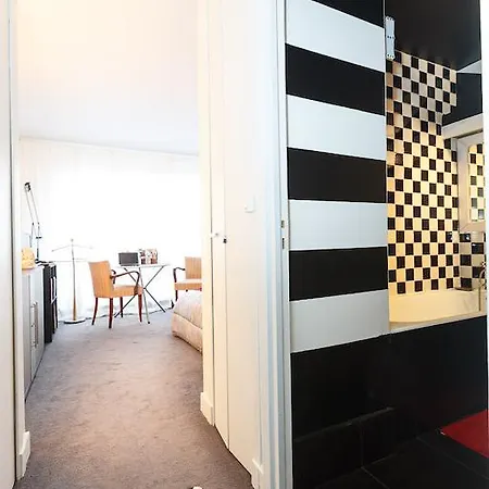 Junior Tour Eiffel Bed & Breakfast 2*