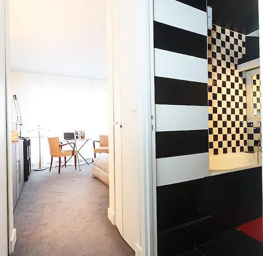 Junior Tour Eiffel 住宿加早餐酒店 4*